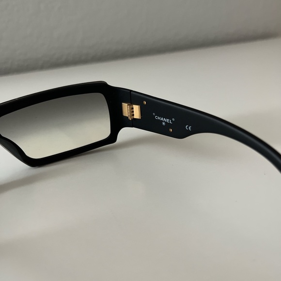 Vintage Chanel sunglasses - Picture 4 of 8
